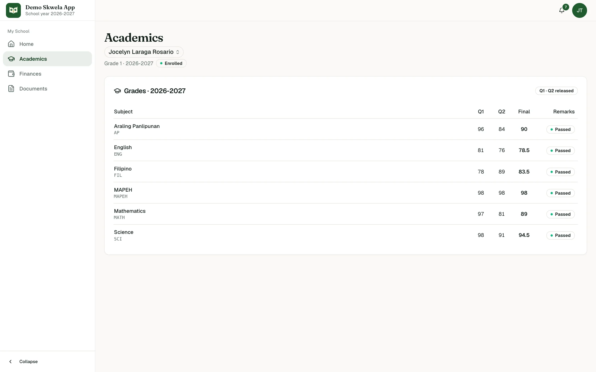 The Family Portal's Academics screen: the school year's grades per subject, with Q1, Q2, the final grade and the remark, and which quarters the school has released.
